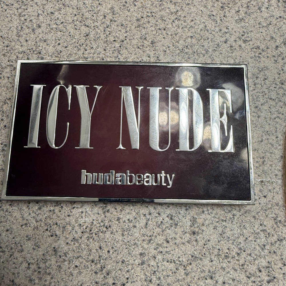 Huda Beauty Icy Nude Palette